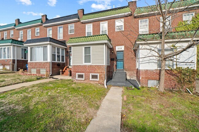 Foto del edificio - Finished Basement & Fenced Backyard!