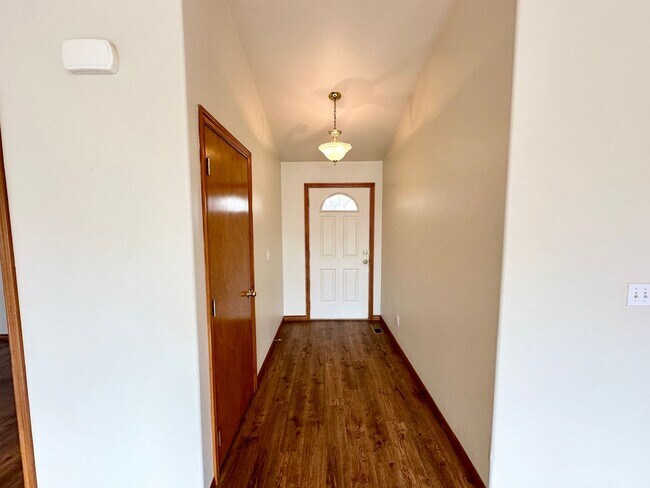 Building Photo - 3 Bedroom Home North of CWU