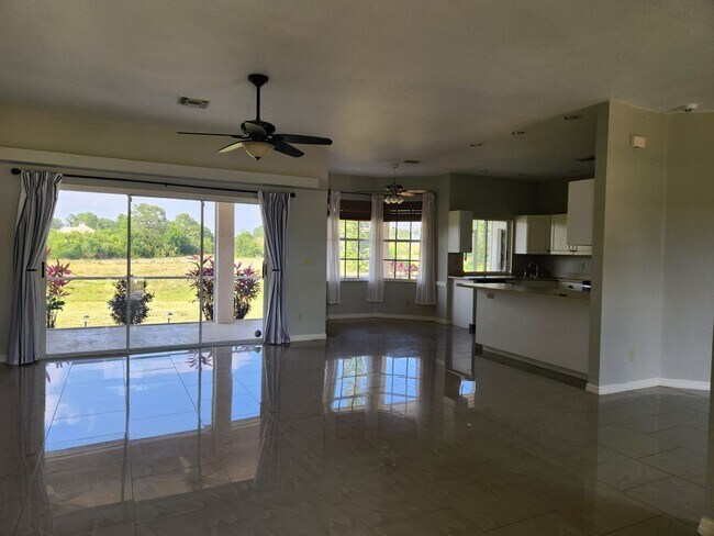 Foto del edificio - Cozy 3BR 2BA House Near Beautiful Mirror L...