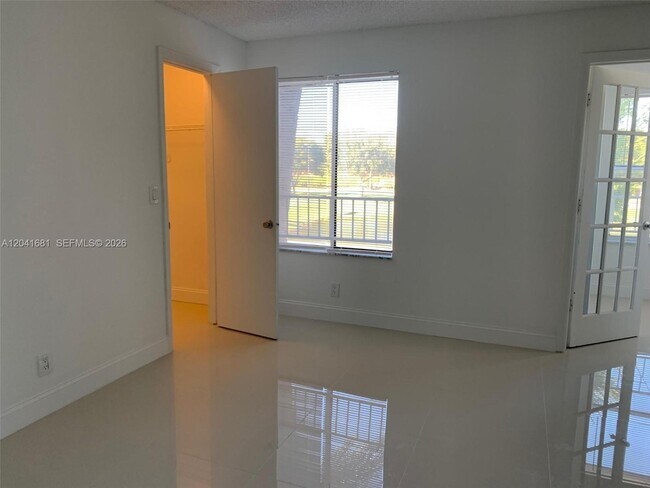 Foto del edificio - 3330 Pinewalk Dr N