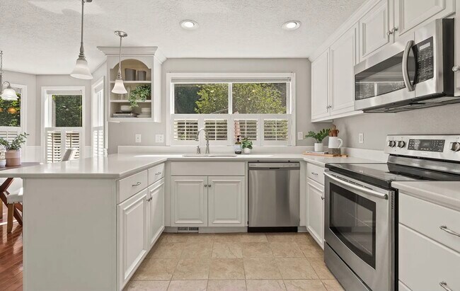 Building Photo - 1406 SE Condor Pl