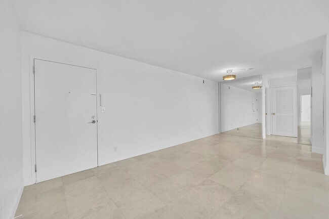 Building Photo - 2841 N Ocean Blvd