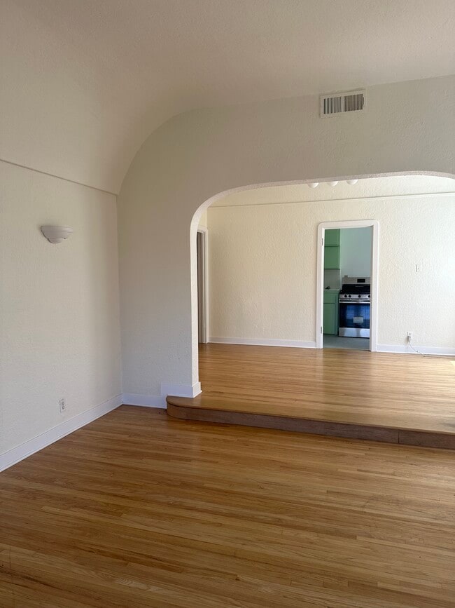 Building Photo - 358 N Gardner St