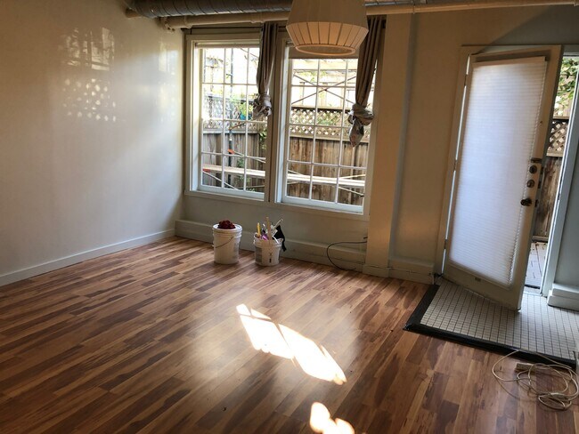 Building Photo - 1320 4th St