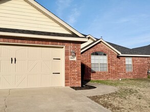 Building Photo - 2827 N Cassius Ln