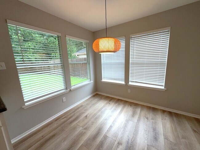 Foto del edificio - 2106 Lexington Woods Dr