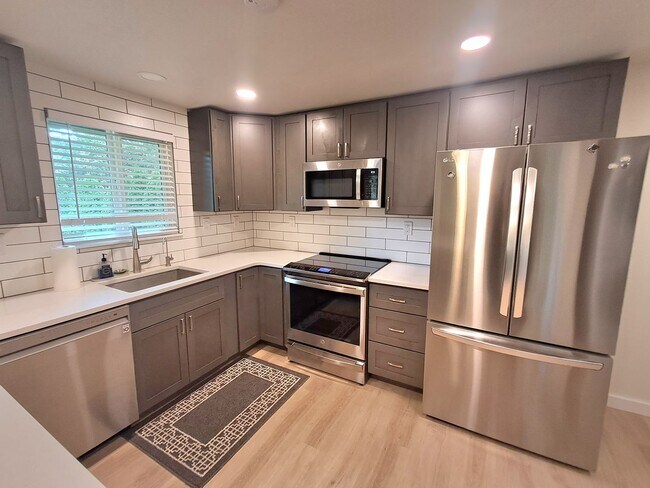 Foto del edificio - $3,200 -4 Bed / 3 Bath- Home with Fully Fe...