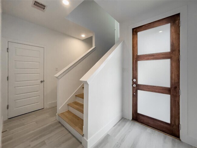 Building Photo - 7717 Westside Villas Ln
