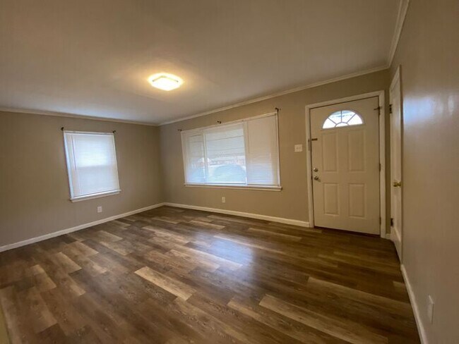 Building Photo - $995 Great Location!! Must See!