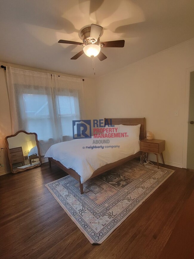 Building Photo - Month to Month, Furnished!