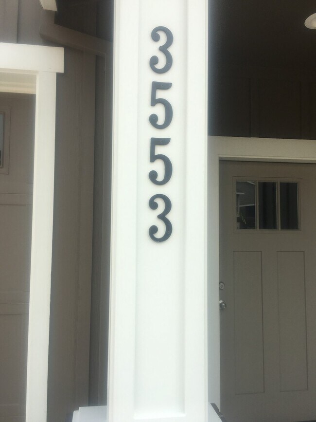 Foto del edificio - Beautiful Townhome in East Medford