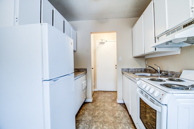 Building Photo - Randal Court Apartments