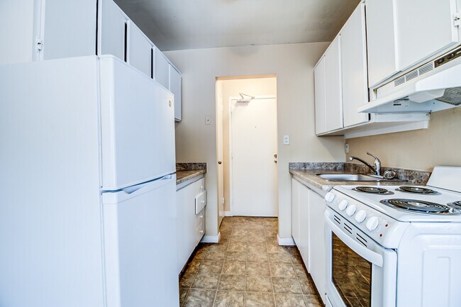 Building Photo - Randal Court Apartments