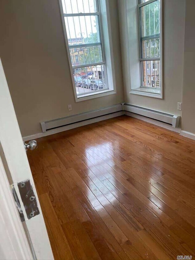 Foto del edificio - 60-56 70th Ave