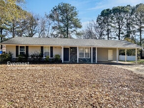 Building Photo - 3685 Woodland Dr