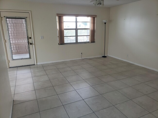 Building Photo - 410 Piedmont J