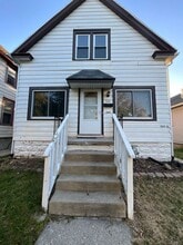 Building Photo - 924 S 74th St