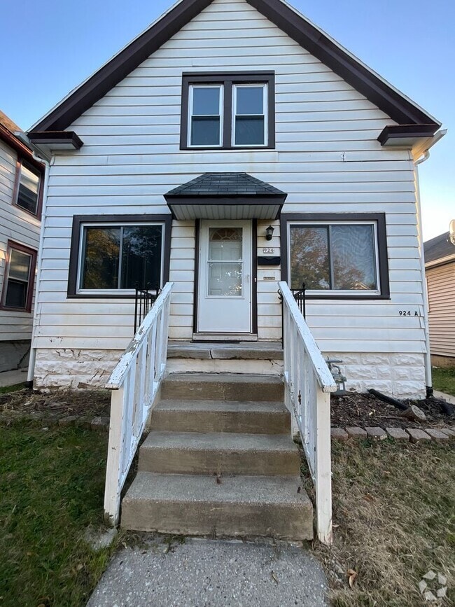 Building Photo - 924 S 74th St