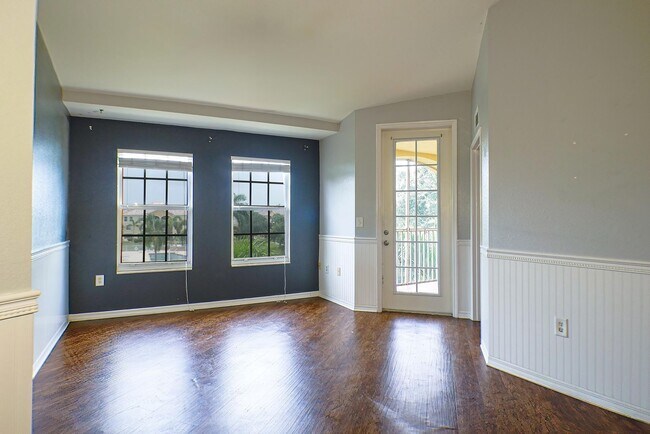 Building Photo - Well maintained 2 bed 2 bath Condo in the ...
