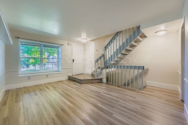 Building Photo - 10587 W Maplewood Dr