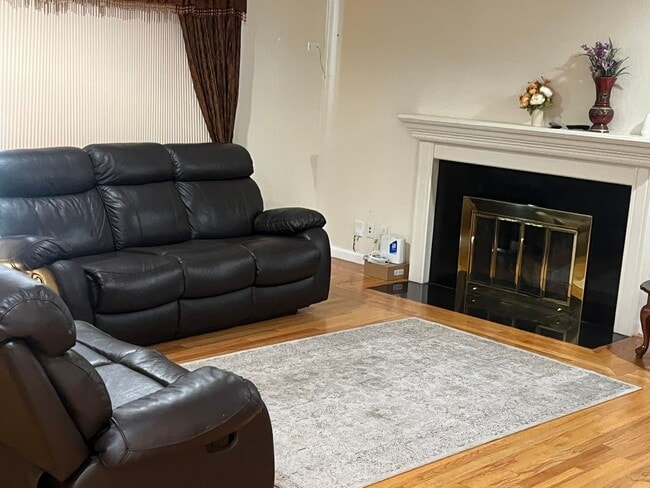 Foto del edificio - FURNISHED SHORT TERM 6-9 MONTHS TERMS AVAI...