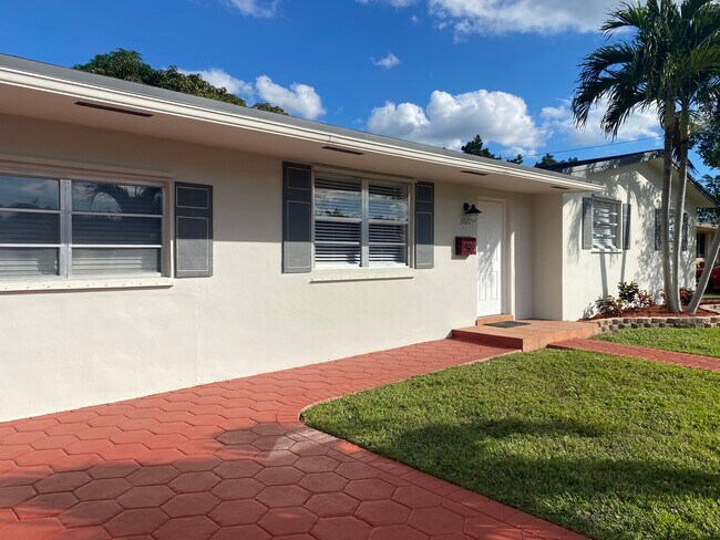 Building Photo - 3021 SW 78th Ct