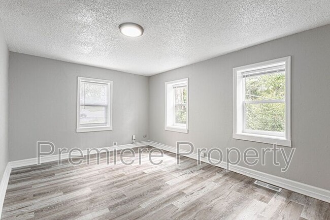 Building Photo - 700 S Savage St
