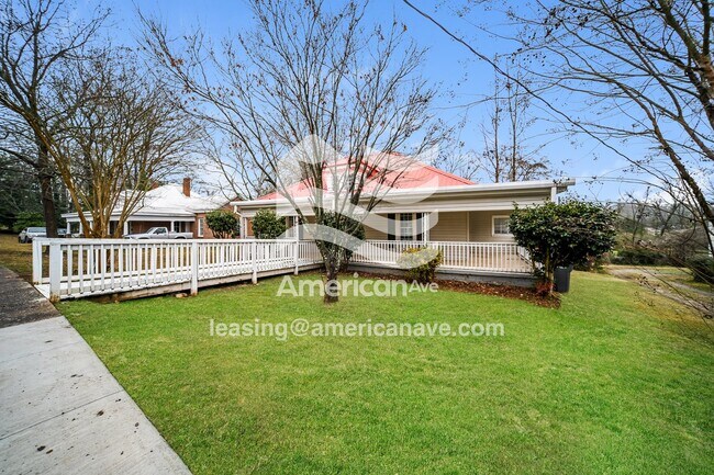 Foto del edificio - 815 Forrest Ave