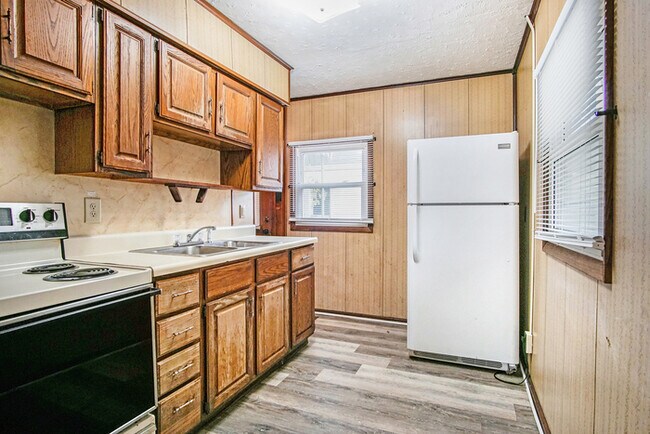 Building Photo - Three bedroom south side retreat