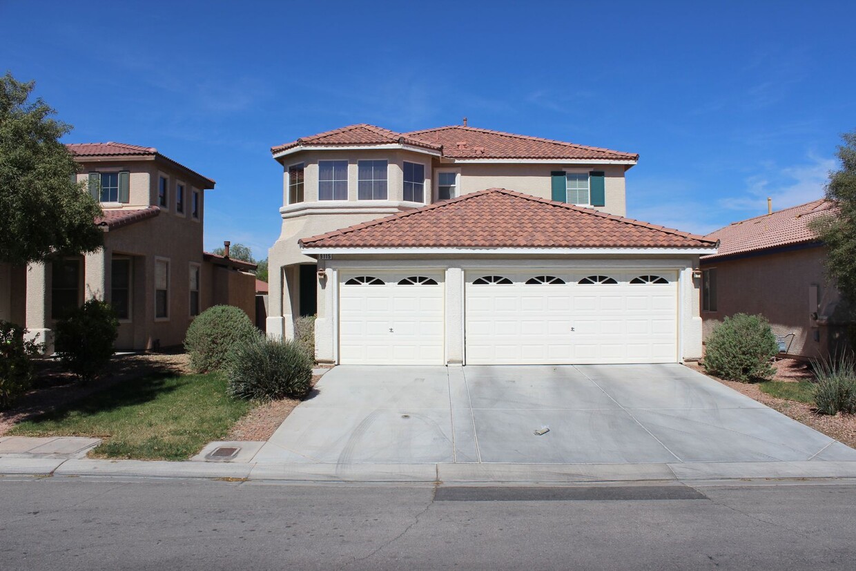 Foto principal - Large 4 Bedroom 3 Car Garage Home in Silve...