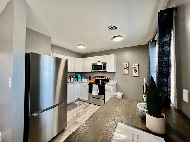 Foto del edificio - Fully furnished apartment with all utilities and High-speed internet included