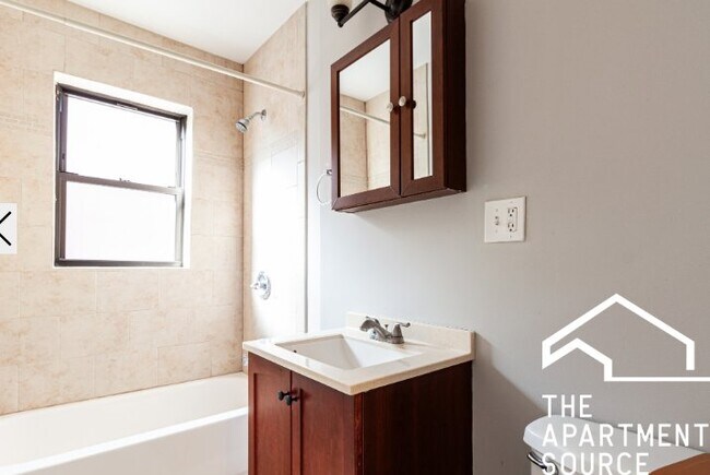 Photo - 951 W Cornelia Ave (Chicago, IL) Apartment