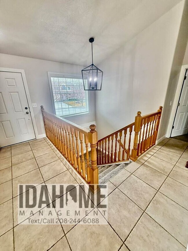 Building Photo - 2049 Sunrise Way