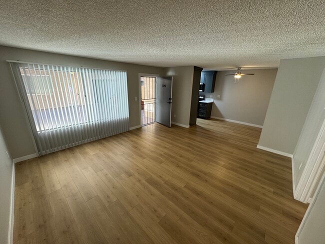 Foto del edificio - 5333 Russell Ave