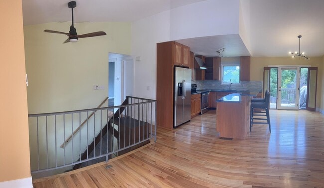 COCINA FRENTE A LA VIVIENDA - 520 W Fir Way