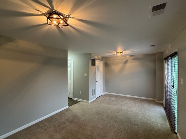 Building Photo - 1720 SF Townhome - 3 BR/1.5 BA in Vineland - Kings Crossing!