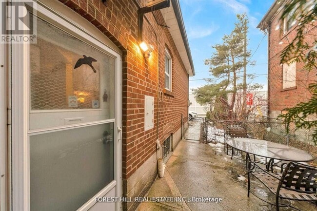 Building Photo - 996 Bayview Ave