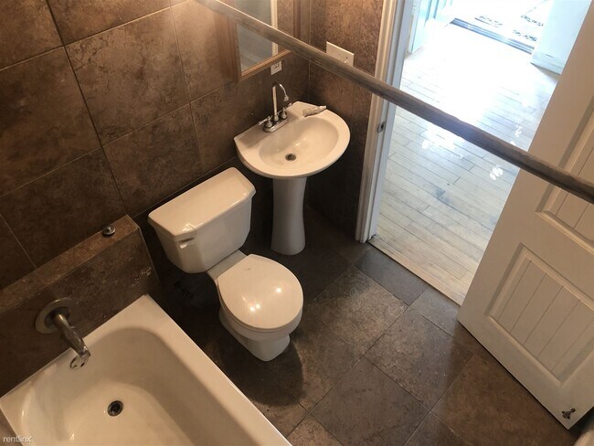 Foto del edificio - 1 br, 1 bath 4plex - 425 East 4th Avenue 2