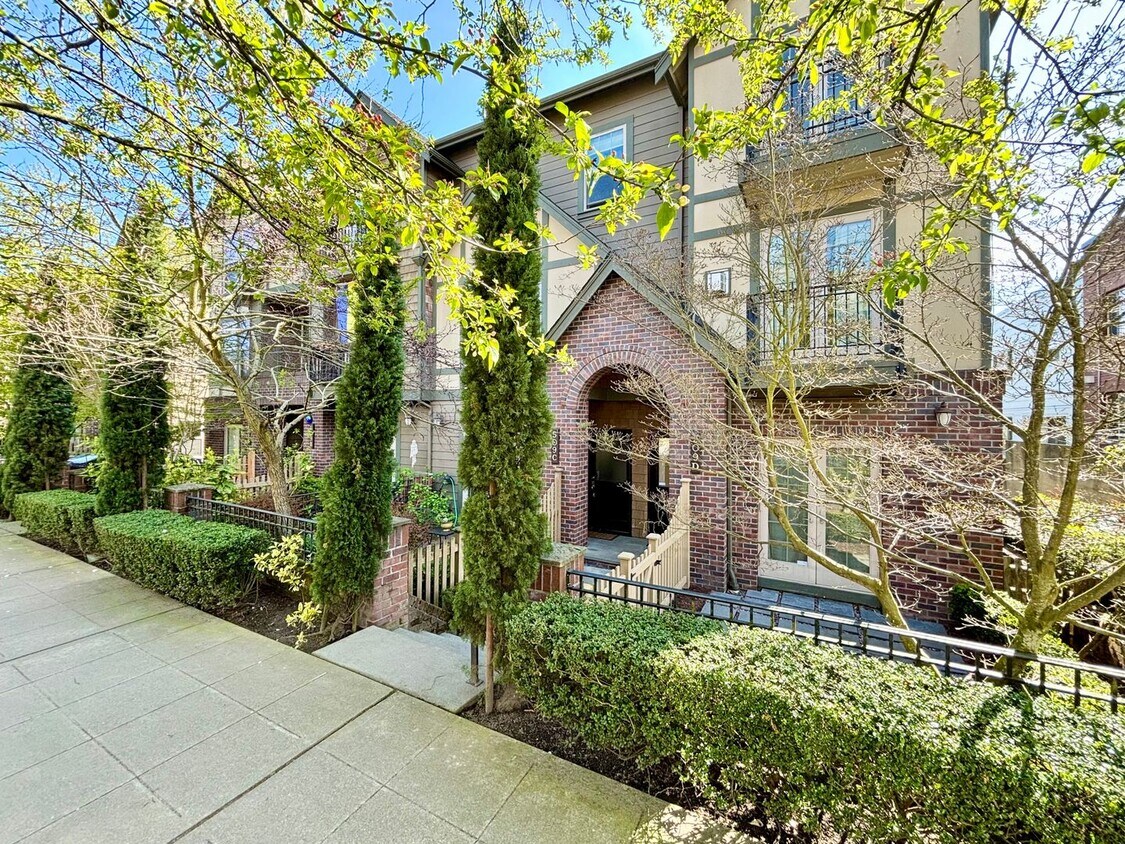 Primary Photo - Gorgeous townhome with Space Needle, Mt Ra...