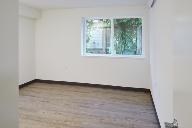 Building Photo - 643 Manbrin Dr NE