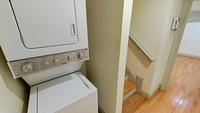 Foto del edificio - Large Unit on Newbury St, In-Unit Washer and Dryer, Eat-in Kitchen, All Large Bedrooms, Desirable...