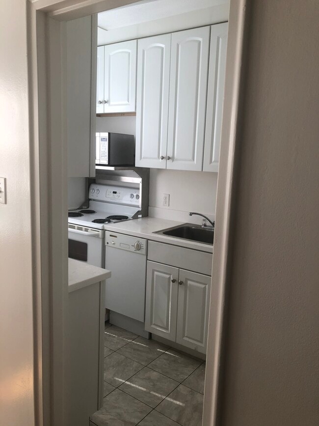 Kitchen - 3407 Commonwealth Ave