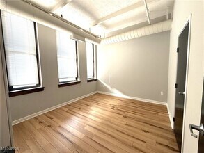 Building Photo - 1133 W 9th St