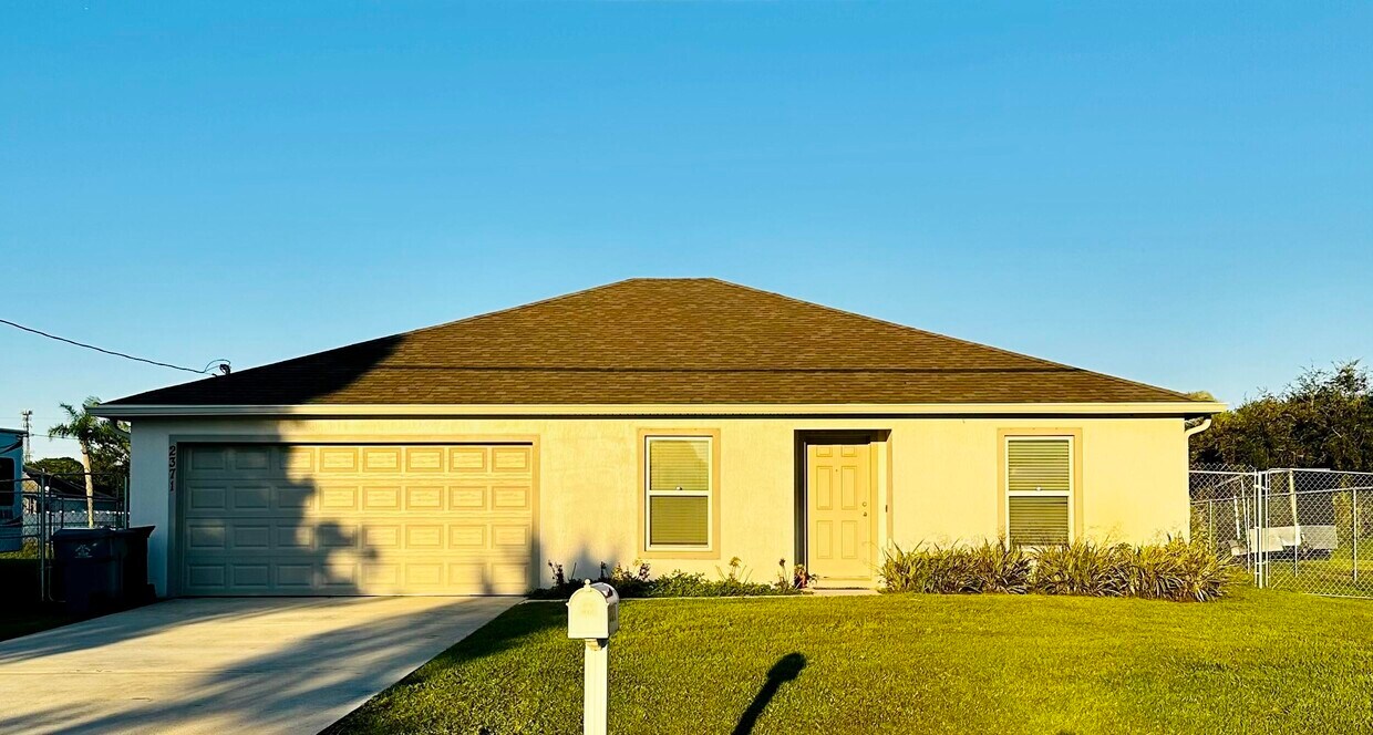 Foto principal - 2371 SW Chestnut Ln
