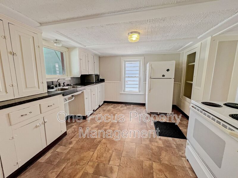 Primary Photo - 665 Allen St