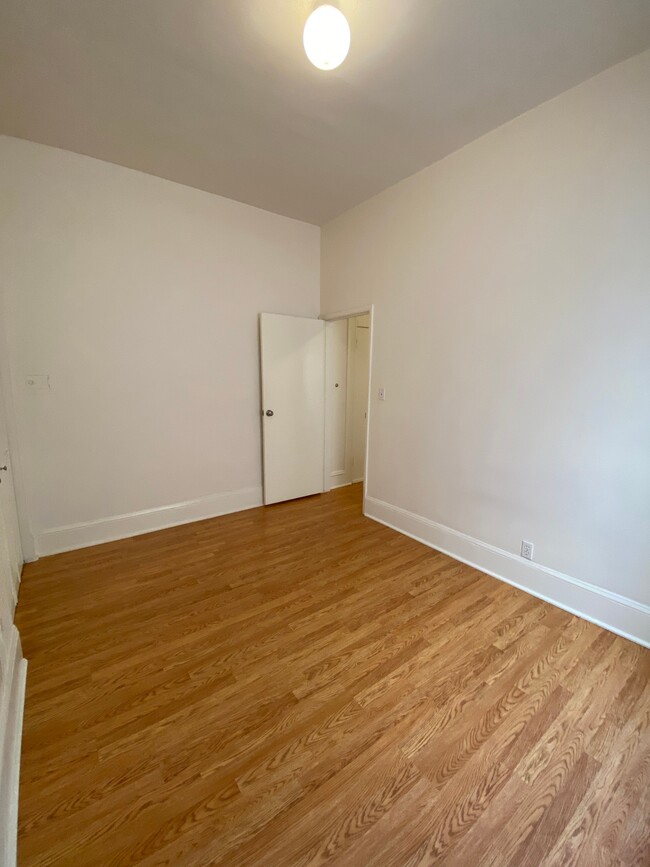 Building Photo - 1 Bedroom/1 Bathroom apartment located in ...