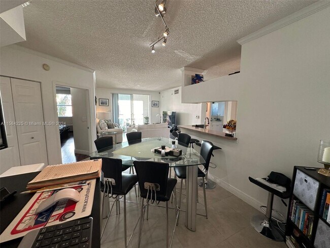 Foto del edificio - 17145 N Bay Rd