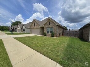 Building Photo - 823 Lindsey Ln