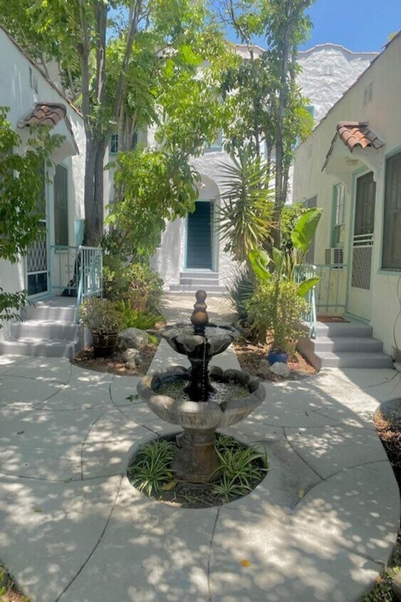 Foto principal - 1040 N Sweetzer Ave
