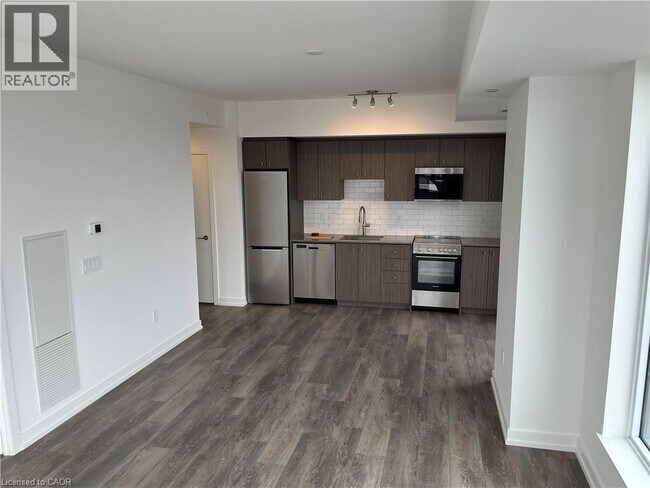 Building Photo - 15 Wellington St S